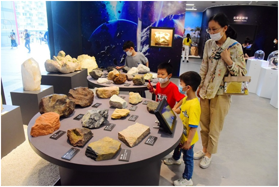 Nighttime museums make people’s cultural life more splendid