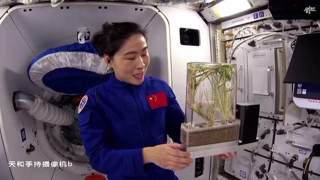 Shenzhou-14 crew gives first lecture from Wentian lab module