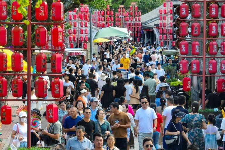 Vibrant holiday activities highlight resilience of Chinese economy