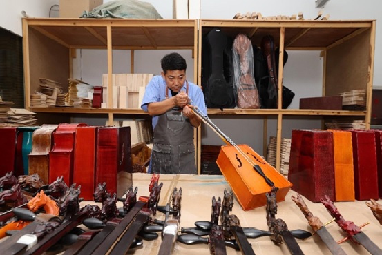 Man in Inner Mongolia leads fellow farmers to prosperity through horse-head fiddle manufacturing