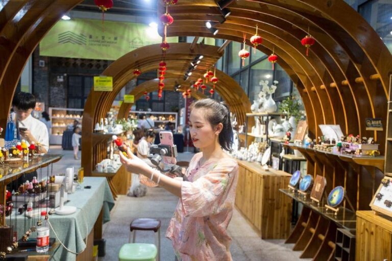 Global artists pursue dreams in Jingdezhen, China’s “porcelain capital”