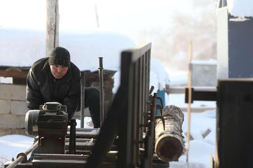Striving to pass down ancient fur ski-making technique