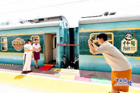 “Panda train” in China brings new travel experience to tourists