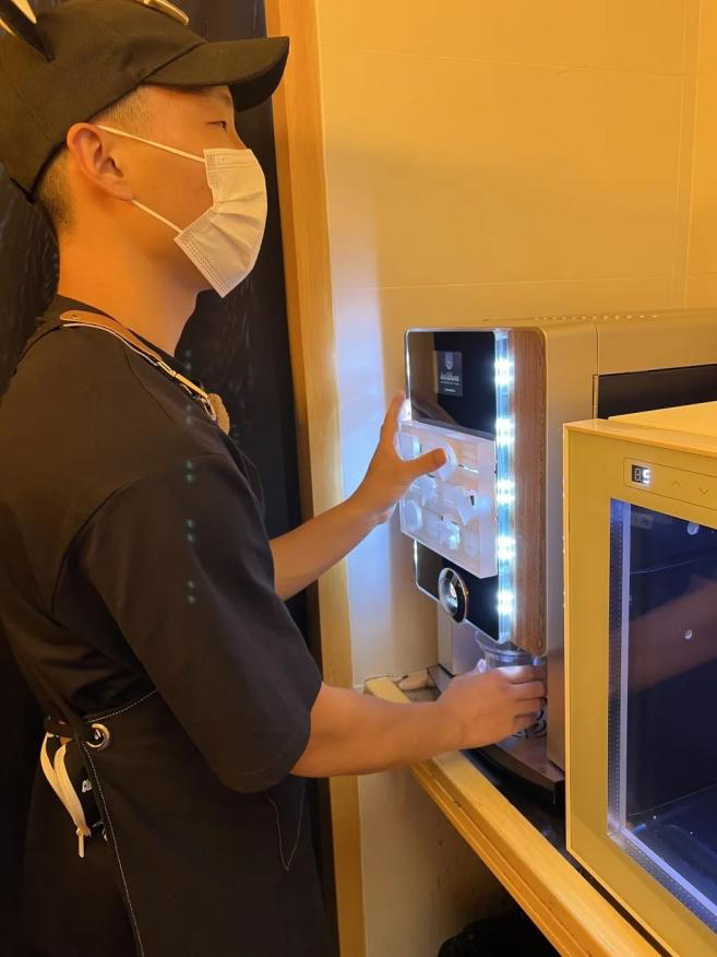 Visually impaired baristas establish “dark experience”café in Shanghai: coffee served in complete darkness