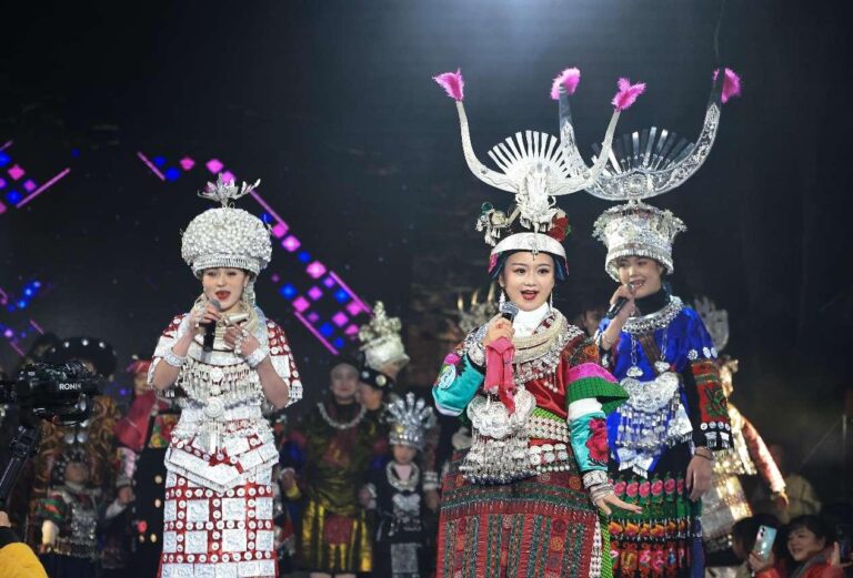In Guiyang, roadside concerts strike a chord with the public