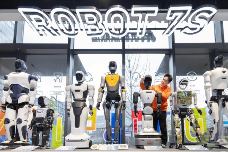 China’s first humanoid robot 7S store in Hubei province generating buzz