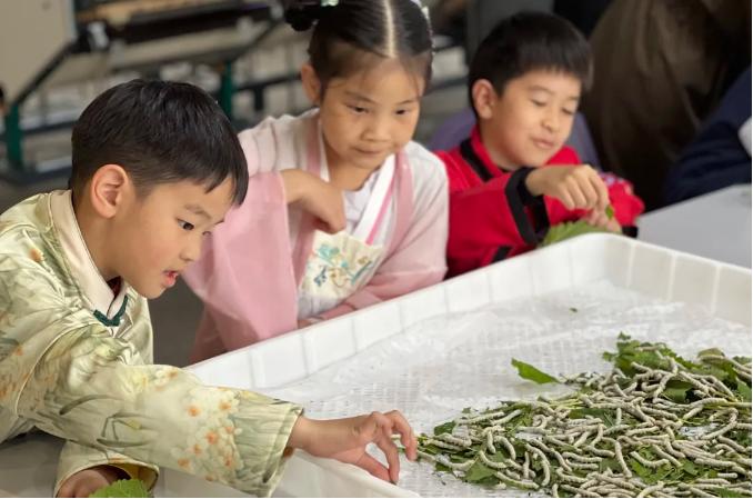 Suzhou infuse modern trends into traditional craftsmanship of silk weaving