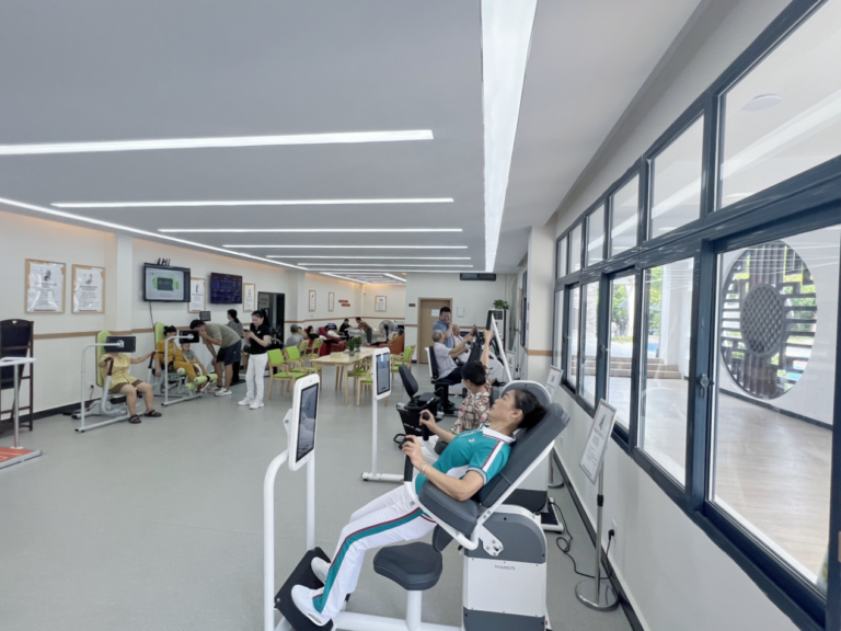Chongqing pioneers senior-focused fitness facility